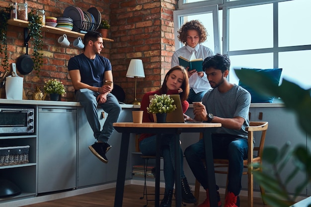 Cocina en la residencia de estudiantes. Grupo de estudiantes interraciales dedicados a la educación.