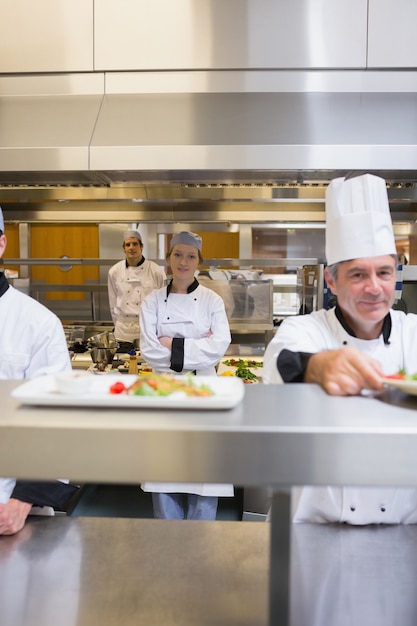 Cocina de restaurante ocupada