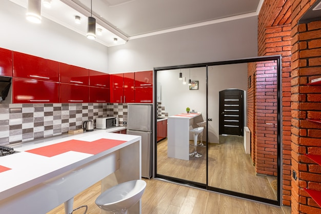 cocina roja en estilo moderno