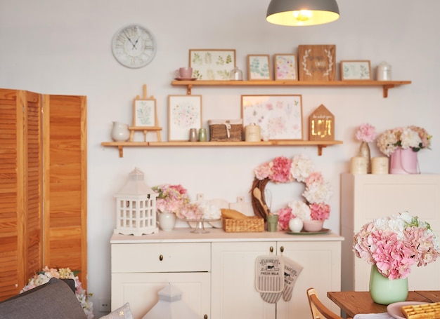 cocina rosa. Apartamento de estudio. Desván interior. Estantes y decoración primaveral en la habitación. Alquiler y entrega de viviendas. Hostal y hotel. Día de San Valentín, día de la madre.