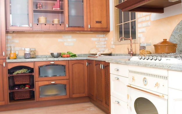 Cocina rural con electrodomésticos en una casa.