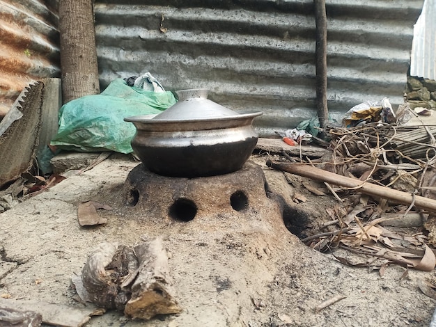 Cocina rural Estufas tradicionales utilizadas por los residentes en la India rural hechas de arcilla alimentada con madera