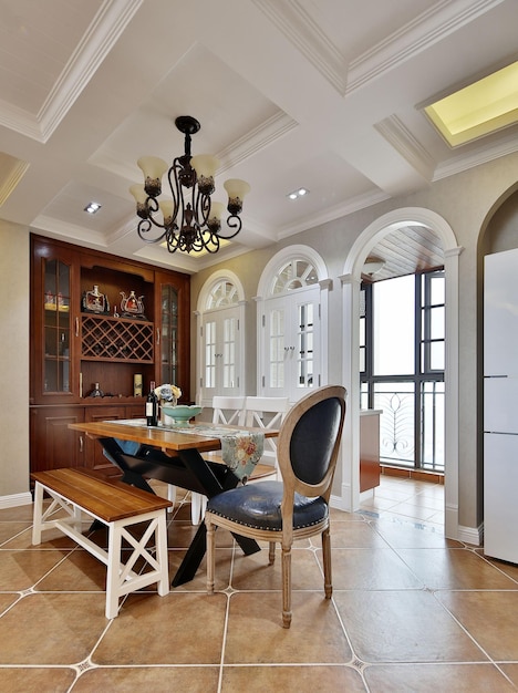 una cocina con sillas de mesa y una mesa con un refrigerador