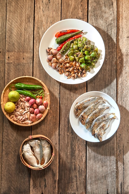 La cocina tailandesa nam prik o pasta de chile se mezcla con el pescado tailandés.