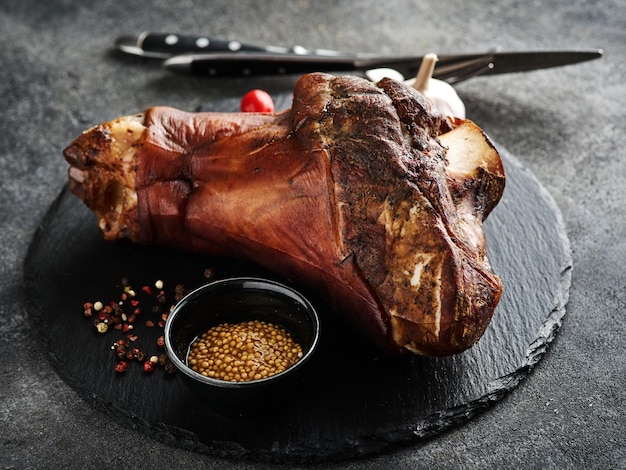 Cocina tradicional alemana Schweinshaxe codillo de jamón ahumado