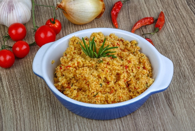 Cocina tradicional árabe Cuscús con tomate y cebolla verde.