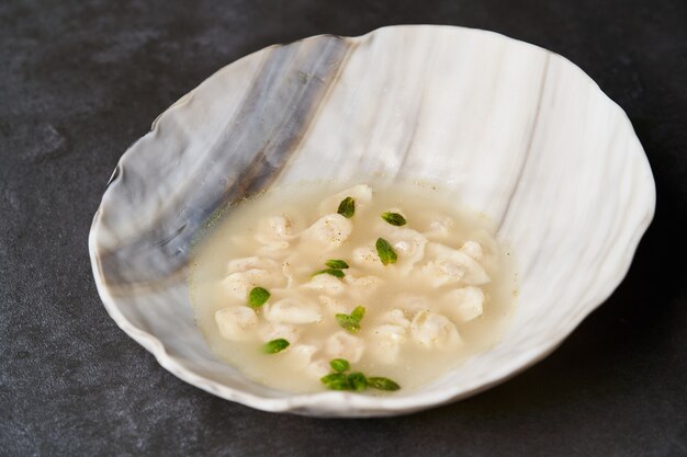 Cocina tradicional azerbaiyana, sopa con pequeñas albóndigas con muchas especias.