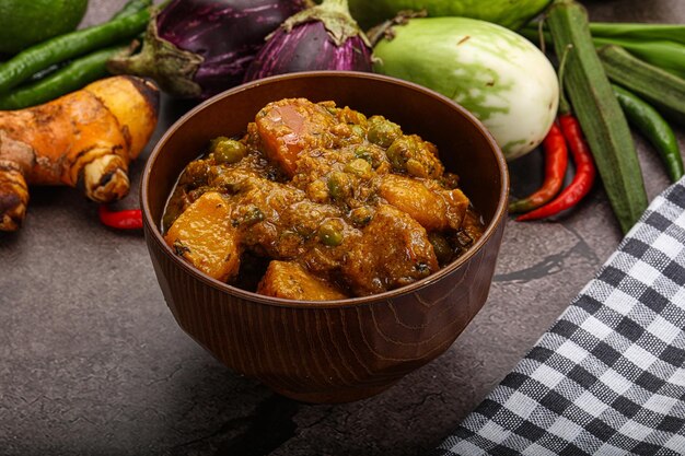 Foto cocina tradicional de la india aloo madre