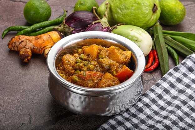 Foto cocina tradicional de la india aloo madre