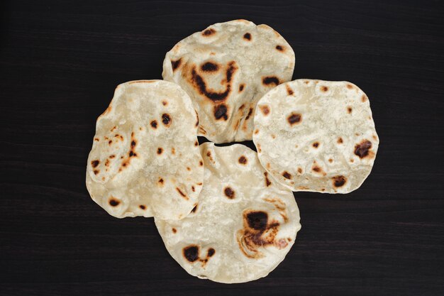 Foto cocina tradicional india chapati casero hecho para comida de dieta.