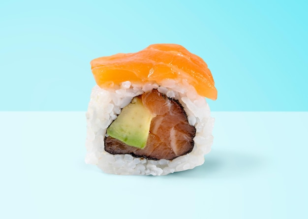 Cocina tradicional japonesa sushi japonés maki sushi con salmón sobre un fondo azul.