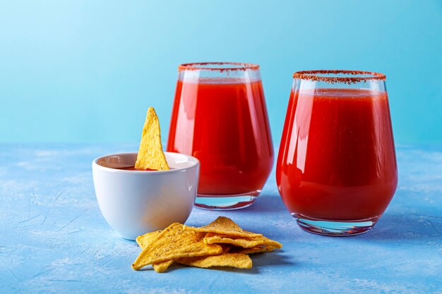 Cocina tradicional mexicana: Nachos, chips de tortilla de maíz con salsa picante