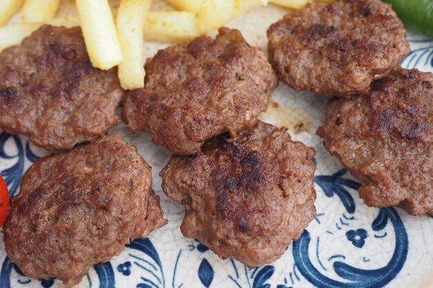 Foto la cocina tradicional turca es la albóndiga de carne akhisar kofte