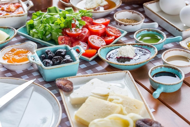 cocina turca; Deliciosa mesa de desayuno turco tradicional.