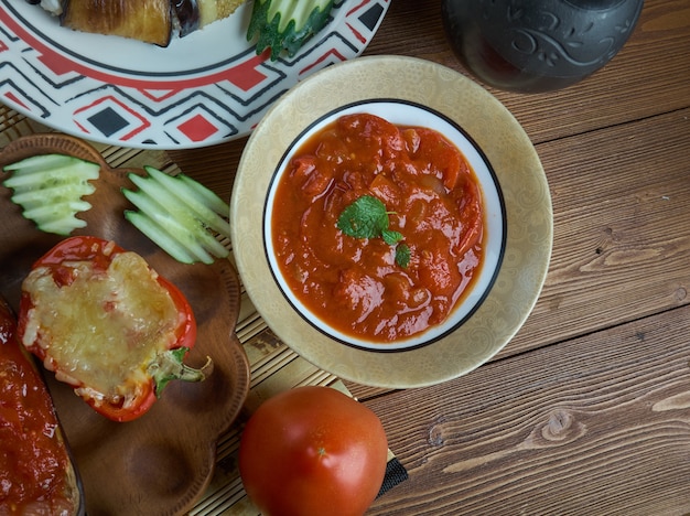 Foto cocina turca. dip de pimiento picante muhammara originario de