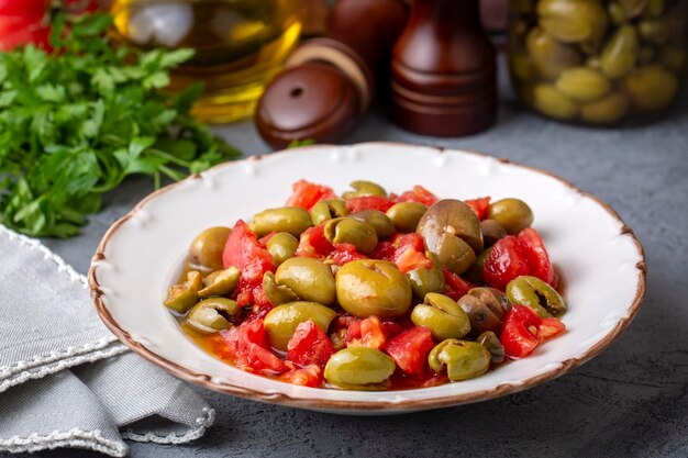 Foto cocina turca ensalada de aceituna verde nombre turco kirma yesil zeytin salatasi