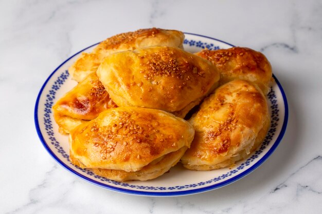 Cocina turca; Pastel de queso hecho a mano (nombre turco; peynirli pogaca)