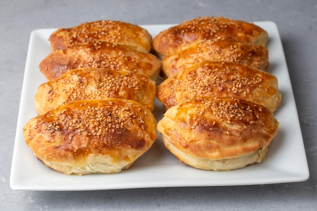 Cocina turca; Pastel de queso hecho a mano (nombre turco; peynirli pogaca)