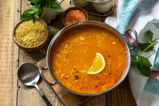 Cocina turca Sopa tradicional con lentejas de arroz y menta en una mesa rústica