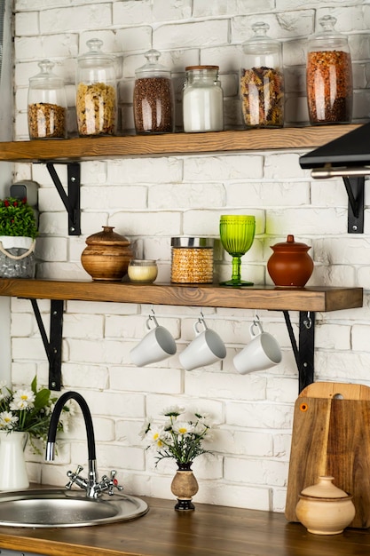 Cocina con utensilios de cocina Diseño de la cocina Interior de la cocina