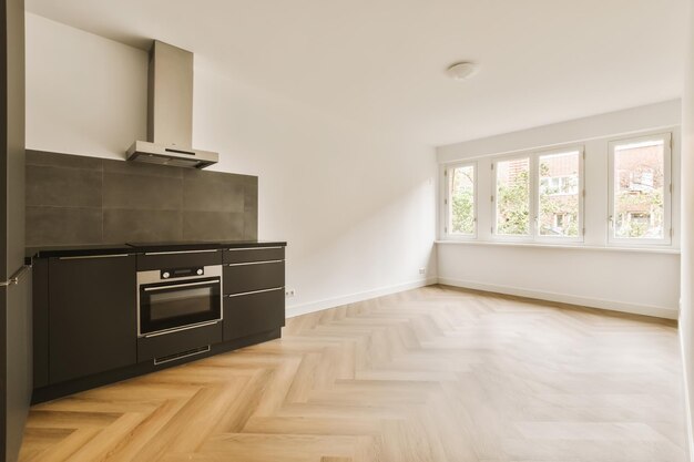 Foto una cocina vacía con pisos de madera y paredes blancas en una habitación que no tiene muebles o electrodomésticos