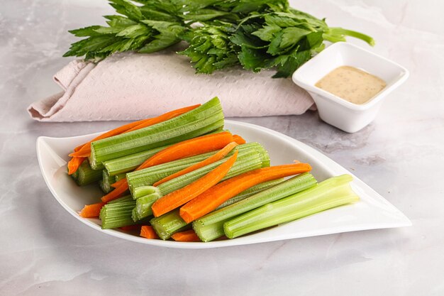 Cocina vegana dietética de apio y zanahorias
