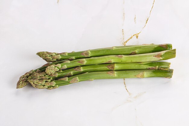 Cocina vegana con espárragos verdes frescos