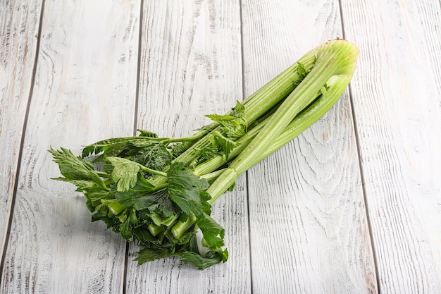 Foto cocina vegana tallos de apio con hojas