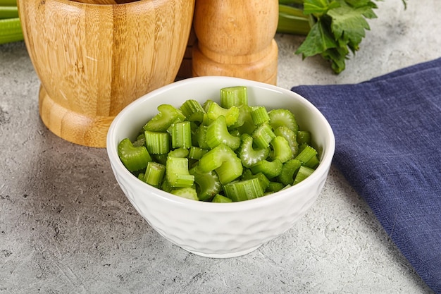 Foto cocina vegana tiempo de apio en rodajas