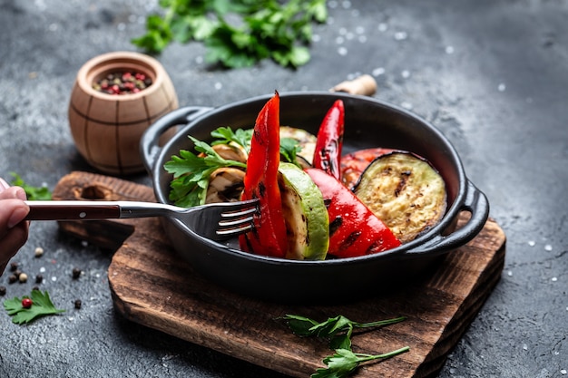 Cocina vegana: verduras mixtas a la parrilla en una sartén de hierro fundido, concepto de tazón de desintoxicación y superalimentos saludables,