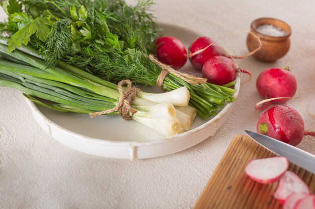 Cocina vegetariana, verduras y hierbas limpias.