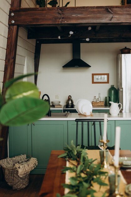 Cocina verde acogedora con estilo en un estilo loft. Interior moderno. Enfoque selectivo suave.