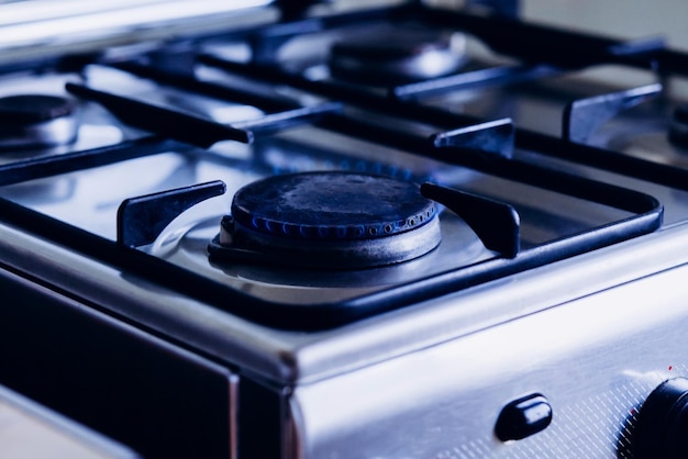 Cocina vitrocerámica de gas cocina con llamas azules ardiendo