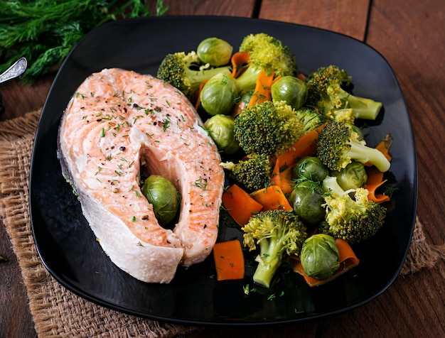 Cocinado en filete de salmón al vapor con verduras.