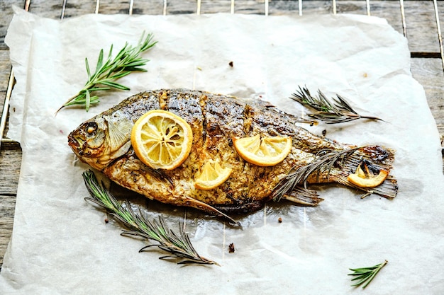 Cocinado en papel pergamino pescado al horno con especias limón y romero