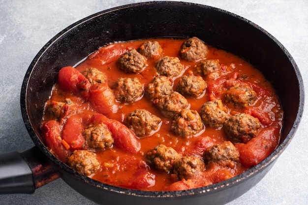 Se cocinan deliciosas albóndigas jugosas en salsa de tomate