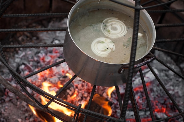 Cocinan en el fuego