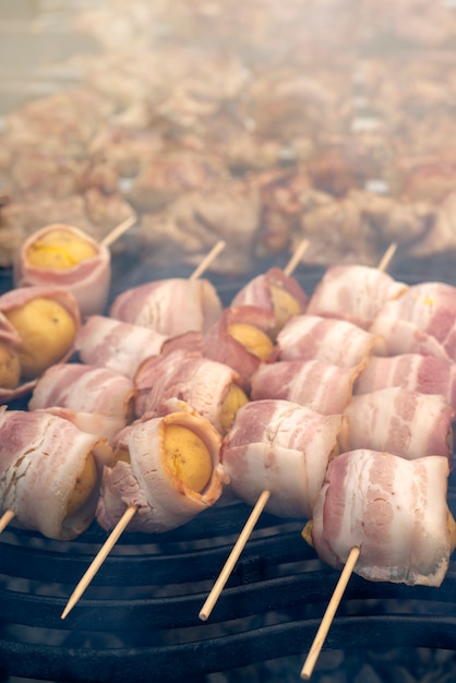 Cocinando barbacoa sobre las brasas.