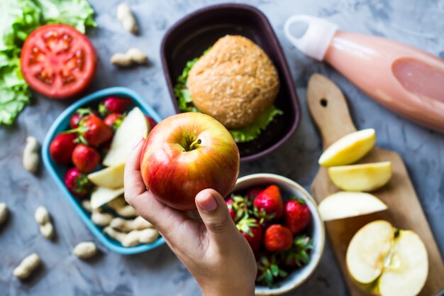 Cocinando comida para el niño a la escuela.