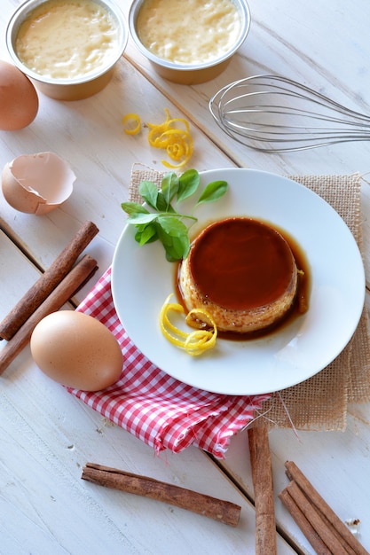 Cocinando crema de caramelo con huevo, leche, canela y limón.