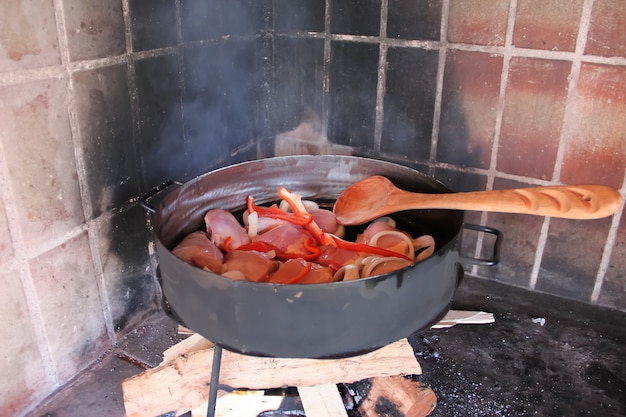 cocinando en los discos de arar la tierra cocina típica de la pampa argentina