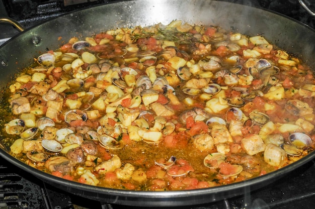 Cocinando una exquisita paella de marisco