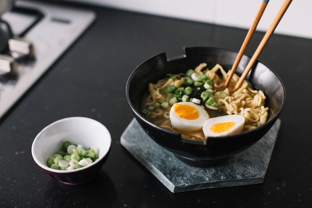 Foto cocinando fideos asiáticos