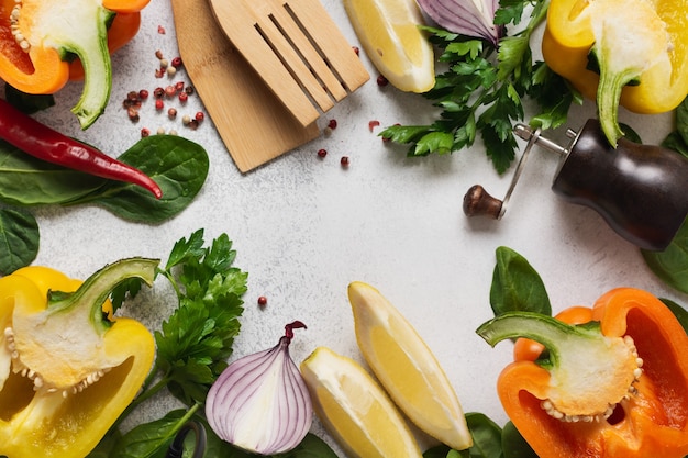 Cocinando. Ingredientes frescos para comer verduras, especias, hierbas y aceite de oliva hormigón gris antiguo