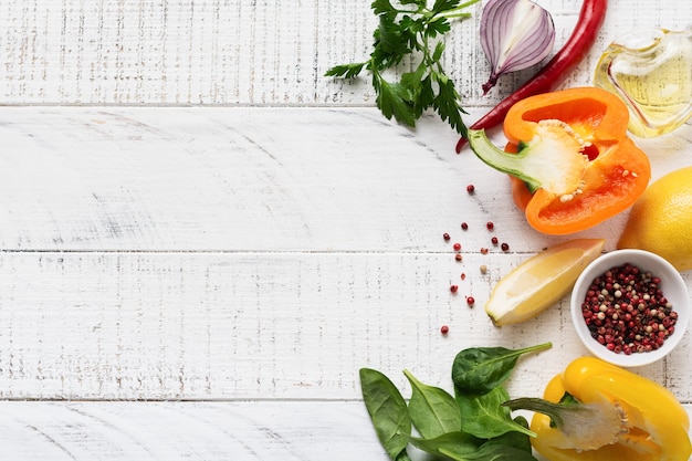 Cocinando. Ingredientes frescos para comer verduras, especias, hierbas y aceite de oliva hormigón gris antiguo