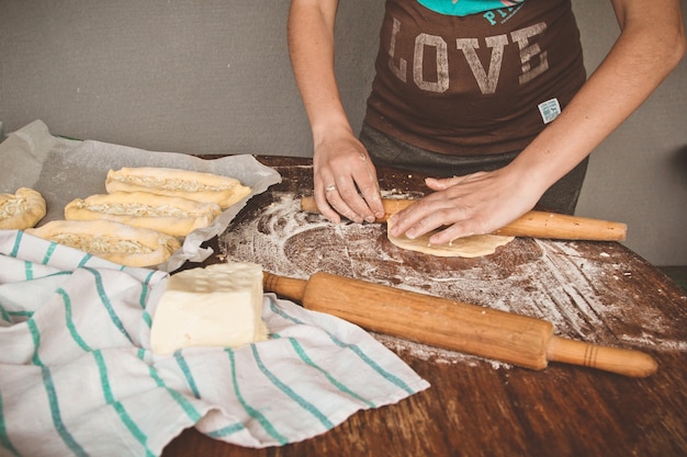 Cocinando khachapuri con queso sobre una mesa