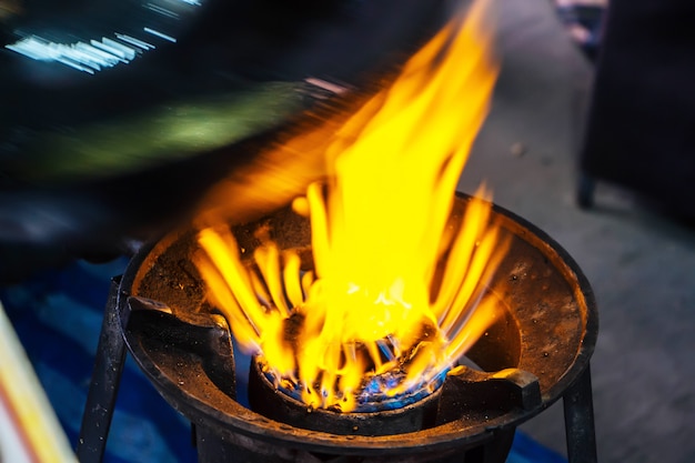 Cocinando en el mercado en Tailandia