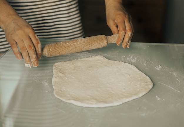 cocinando pizza en casa