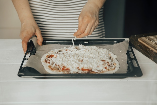 Foto cocinando pizza en casa