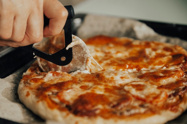 cocinando pizza en casa